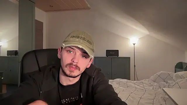 Snapshot of naked_psy chatting on 01-18-25, 09:13 naked psy online show from 01-18-25, 09:13