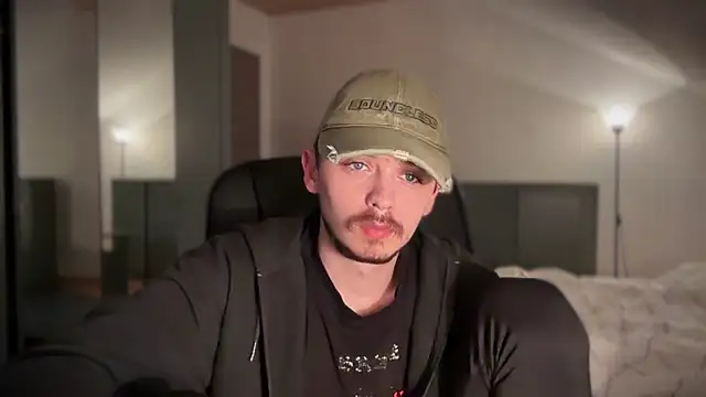 Snapshot of naked_psy chatting on 01-19-25, 06:21 naked psy online show from 01-19-25, 06:21