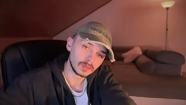 Snapshot of naked_psy chatting on 02-04-25, 03:33 naked psy online show from 02-04-25, 03:33