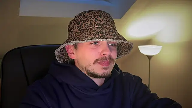 Snapshot of naked_psy chatting on 03-10-25, 04:25 naked psy online show from 03-10-25, 04:25