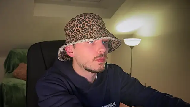 Snapshot of naked_psy chatting on 03-10-25, 07:29 naked psy online show from 03-10-25, 07:29