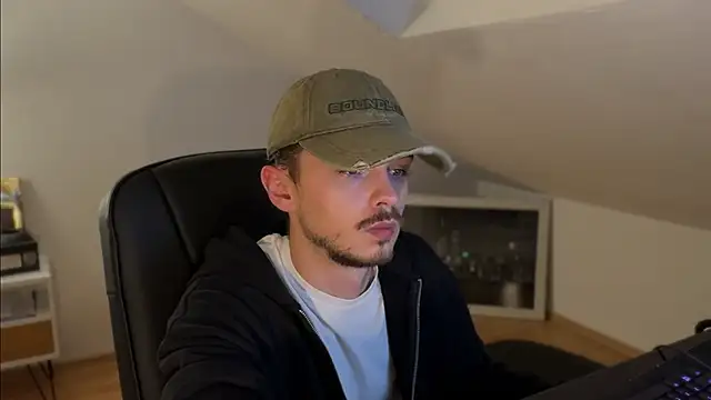 Snapshot of naked_psy chatting on 10-30-25, 02:13 naked psy online show from 10-30-25, 02:13