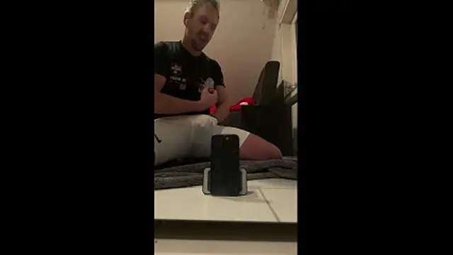 Snapshot of LeviXtreme chatting on 11-06-25, 10:32 LeviXtreme online show from 11-06-25, 10:32