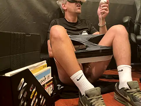 Snapshot of LeviXtreme chatting on 11-28-25, 05:10 LeviXtreme online show from 11-28-25, 05:10