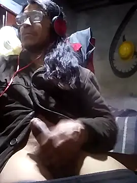 Snapshot of davidatration15 chatting on 10-18-25, 02:47 davidatration15 online show from 10-18-25, 02:47