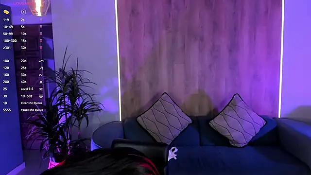 LizzHamilton   online show from 12-31-24, 02:19