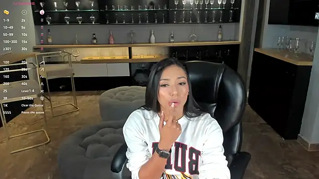 LizzHamilton   online show from 01-19-25, 09:23