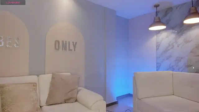 LizzHamilton   online show from 11-02-25, 04:09