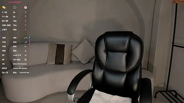 LizzHamilton   online show from 11-10-25, 09:14