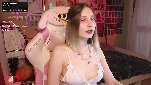 Snapshot of Evie_Ro chatting on 10-29-25, 10:33 Evie Ro online show from 10-29-25, 10:33