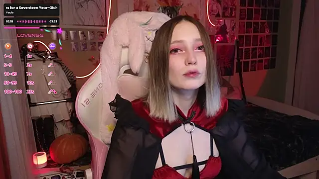 Snapshot of Evie_Ro chatting on 10-31-25, 08:43 Evie Ro online show from 10-31-25, 08:43