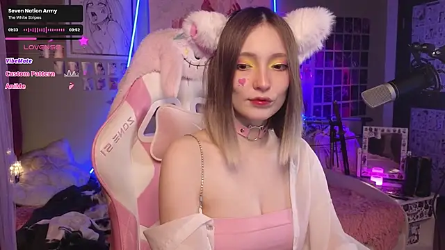 Snapshot of Evie_Ro chatting on 11-22-25, 10:09 Evie Ro online show from 11-22-25, 10:09