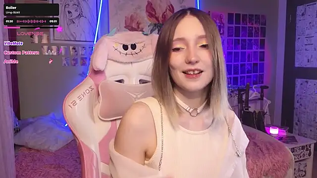 Snapshot of Evie_Ro chatting on 11-29-25, 09:18 Evie Ro online show from 11-29-25, 09:18