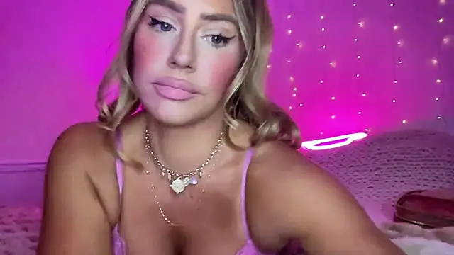 Snapshot of Fitnessbabe69 chatting on 11-25-25, 01:44 Fitnessbabe69 online show from 11-25-25, 01:44